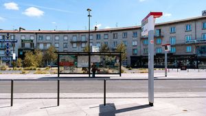 Abribus place de la gare à Angoulême © Arnaud Bouissou / Terra