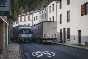 Camions circulant dans une rue d'Olliergues © Arnaud Bouissou / Terra 