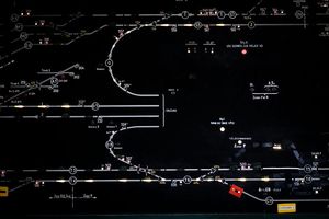 Affichage du trafic dans le poste d'aiguillage de la gare des Aubrais  © Arnaud Bouissou / Terra