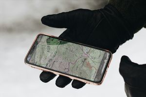 GPS smartphone © Maël Balland, Unsplash